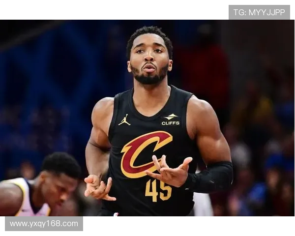 米切尔脚踏Issue6火力全开砍下30分引领赛场表现精彩发挥